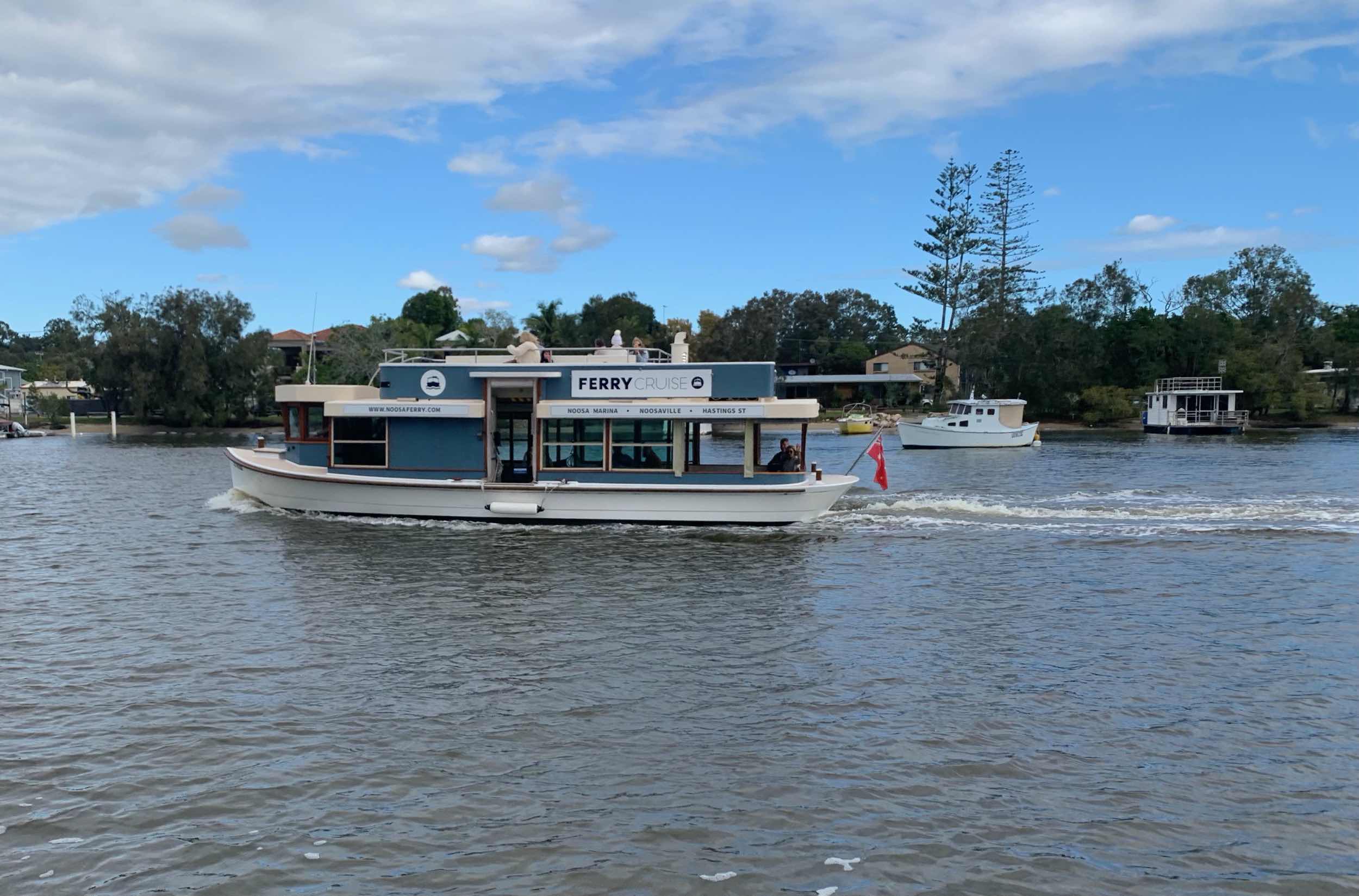 Noosa ferry on noosa river