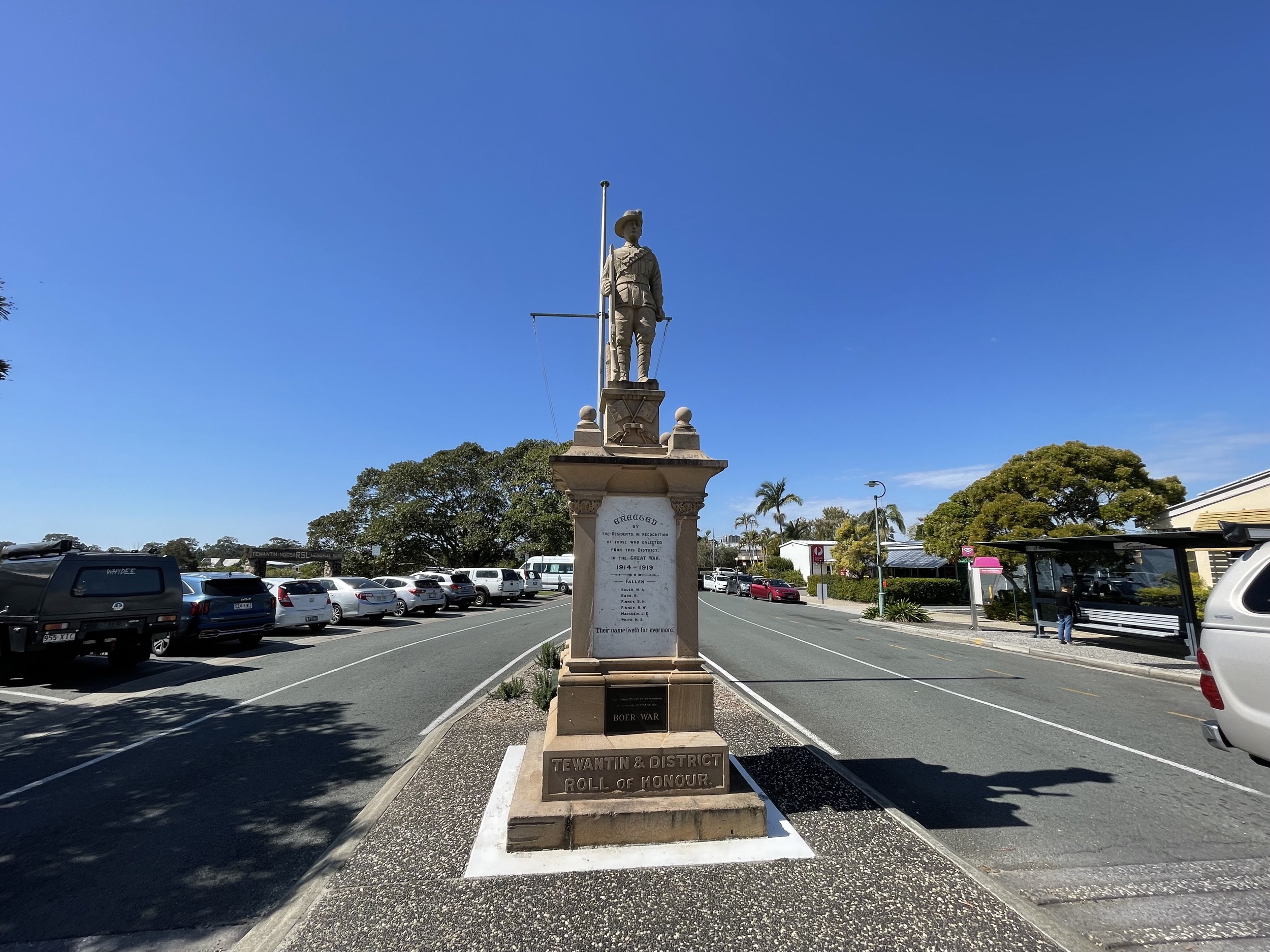 Anzac statue commemorating those that enlisted and fell in the 1st World War 